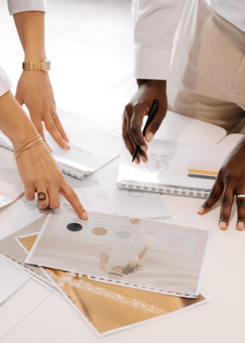ig media album 18085613213417625 37751960 Votre agence de communication familiale & engagée Kezacréation Votre marque porte votre mission, votre histoire. Elle crée du lien. Pour attirer vos clients de cœur, elle doit être visible. Mais pas à n’importe quel prix. Être reconnue, oui. Mais le branding sans âme, non merci. Chez KezaCréation, nous plantons les graines d’une identité durable pour les marques ambitieuses. Celles qu’on reconnaît. Celles qu’on ressent.